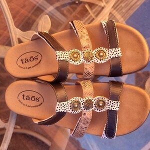 Taos Learher 3-Strap Sandals, Womans Size 10
